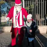 Dal 2017 il nonno si fa trovare puntualissimo all'orario di entrata e di uscita della scuola, per animare e regalare sorrisi ai piccoli studenti della Rodari con travestimenti (come quello di Babbo Natale), regali, balletti, canzoncine e parole di conforto per i piccoli 